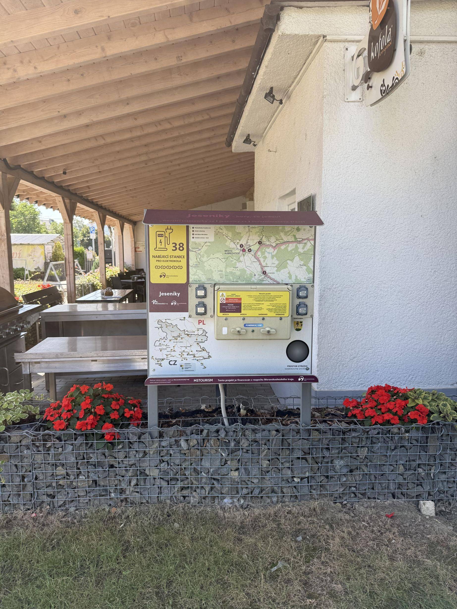 Nabíjecí stanice pro elektrokola č. 38 - Město Albrechtice (Kavárna Residence)