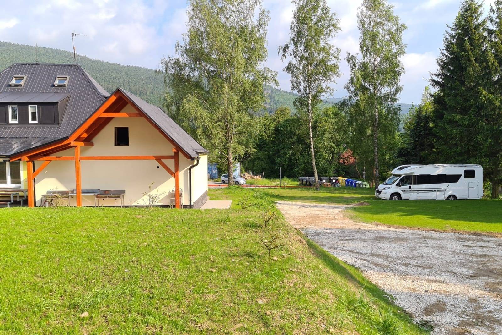Kemping i cyklopunkt Skiland