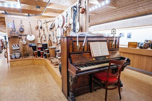 Wystawa instrumentów muzycznych w hotelu Skiland Mountain