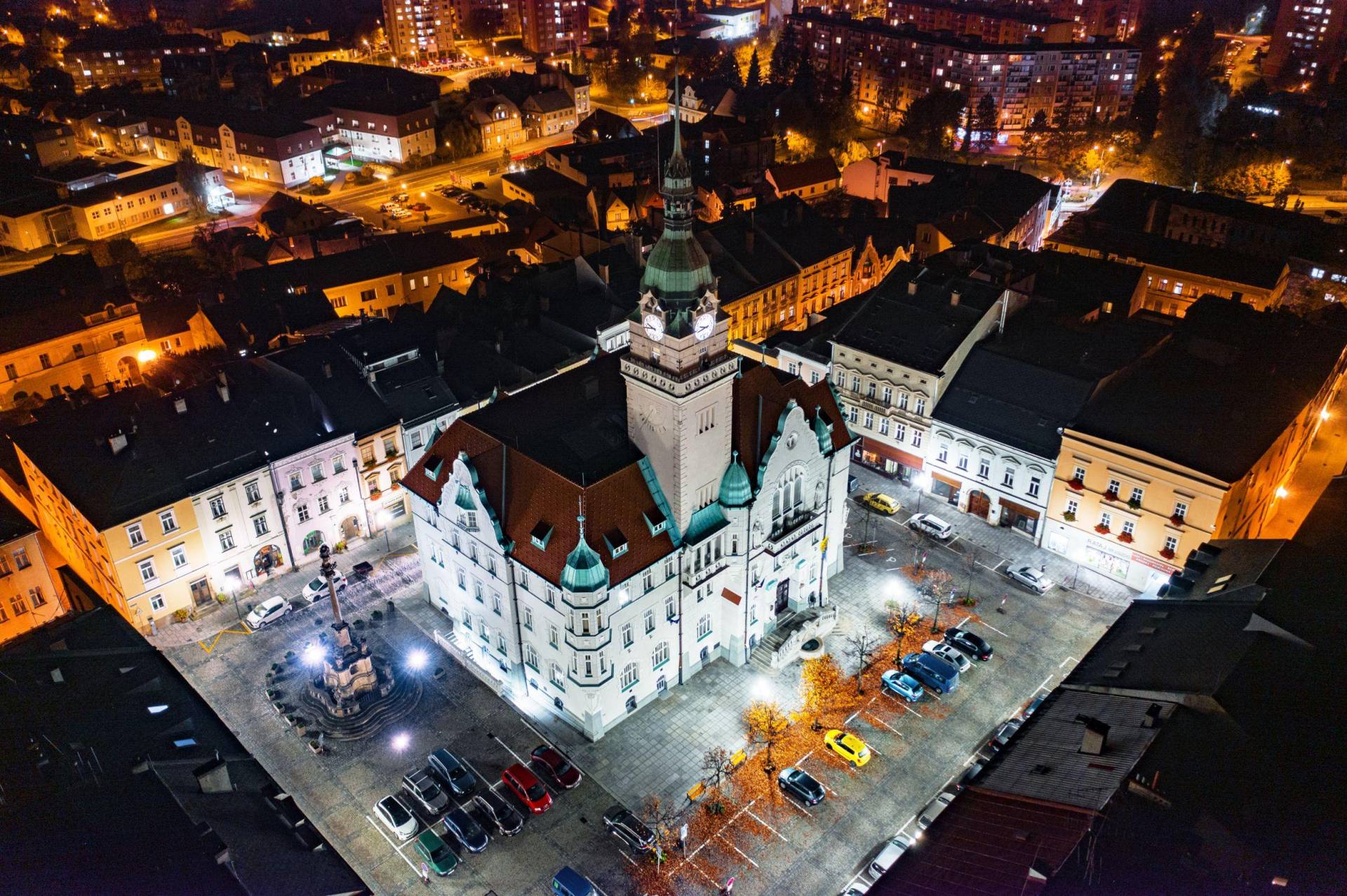 Vlakem do malé Vídně. Šumperk má architekturu, výhledy, tajemné skály i anděly