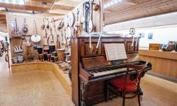 Ausstellung von Musikinstrumenten im Skiland Mountain Hotel