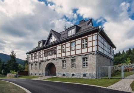 Theresian Apartment, Ostružná