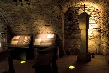 Stopy krvavých procesů představují expozice i nenápadné památky u cest